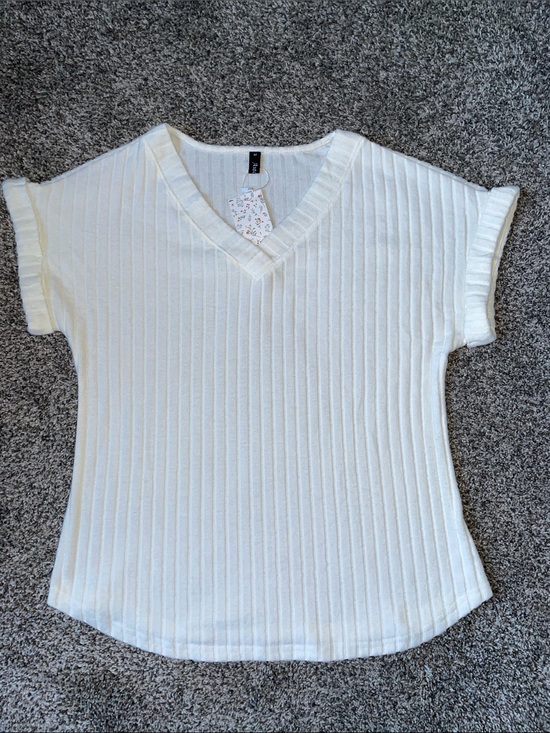 Tops - NWT AUTOMET Ribbed V‑Neck Short Sleeve Top - White.  Size Medium.